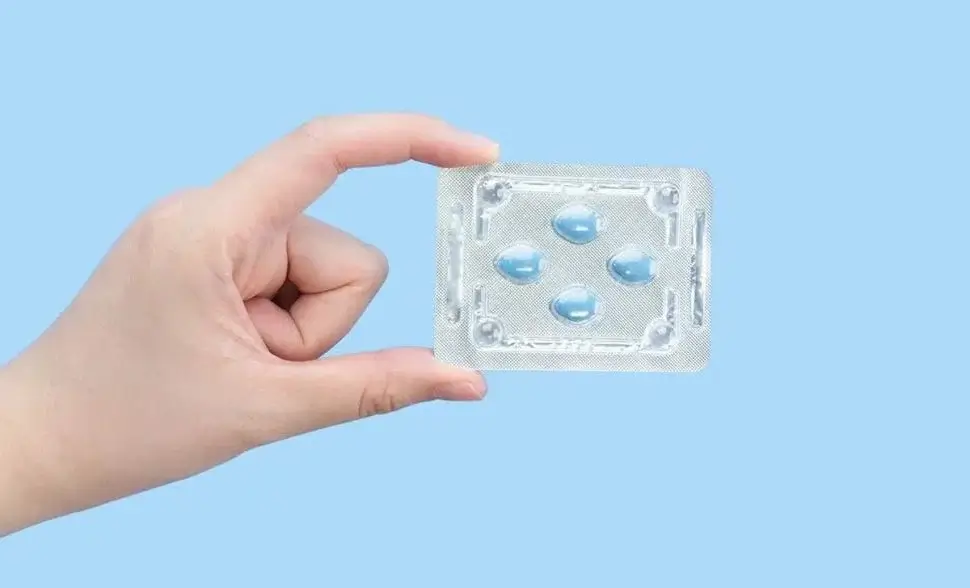 יד מחזיקה חפיסת ויאגרה